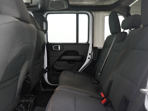 Used 2025 Jeep Wrangler Sahara image 18