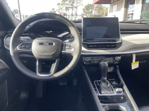 Used 2025 Jeep Compass Limited w/ Sun & Sound Group image 17