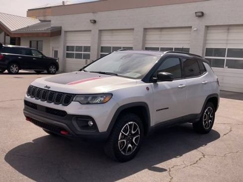 Used 2025 Jeep Compass Trailhawk AWD/4WD image 5