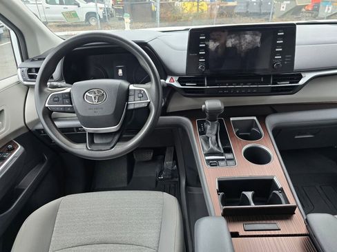 Used 2021 Toyota Sienna LE image 16