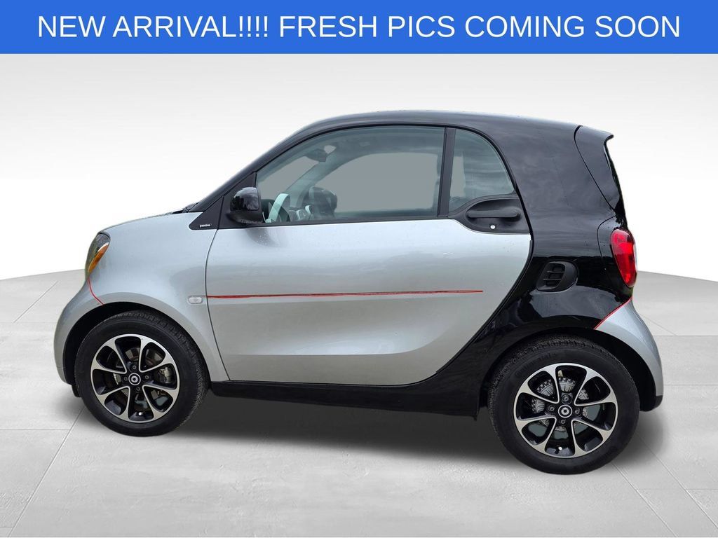Used 2016 smart fortwo passion RWD image 3