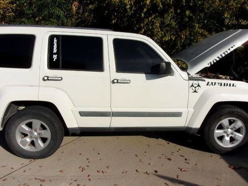 Used 2010 Jeep Liberty Sport image 3