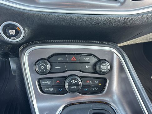 Used 2019 Dodge Challenger SXT image 8
