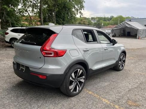 Used 2025 Volvo XC40 B5 Plus AWD/4WD image 4
