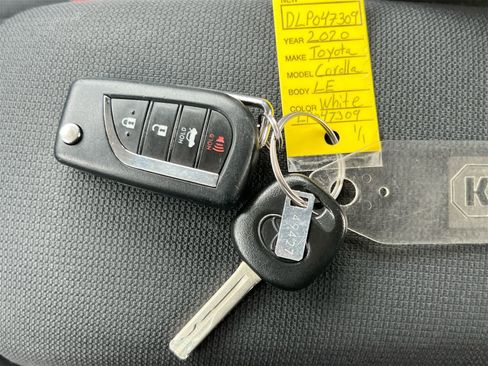 Used 2020 Toyota Corolla LE image 34