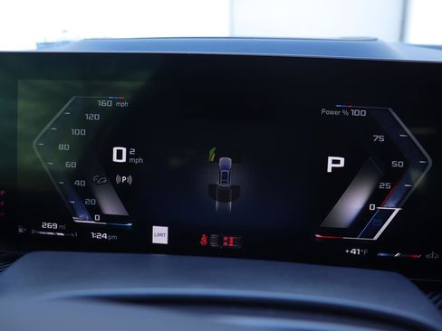 Used 2025 BMW X7 M60i image 34