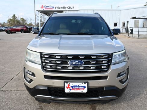 Used 2017 Ford Explorer XLT w/ Equipment Group 202A image 6