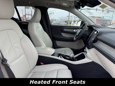 Used 2023 Volvo XC40 B5 Plus image 4