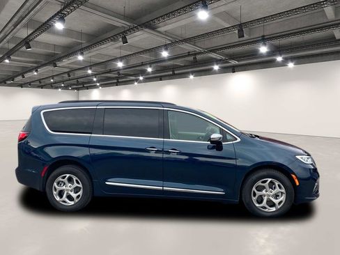 Used 2023 Chrysler Pacifica Limited image 8