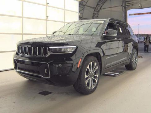 Used 2023 Jeep Grand Cherokee Overland w/ Luxury Tech Group IV AWD/4WD image 5