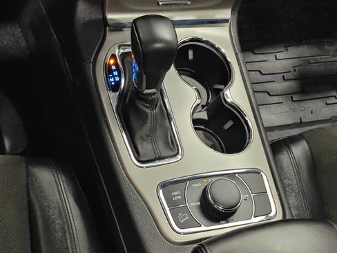 Used 2019 Jeep Grand Cherokee Altitude AWD/4WD image 8