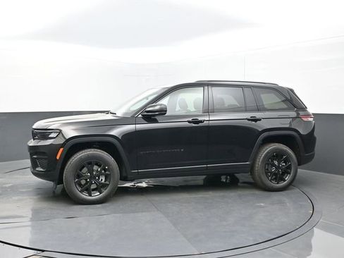 New 2025 Jeep Grand Cherokee Laredo image 2