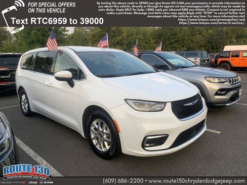 Used 2023 Chrysler Pacifica Touring-L FWD image 1