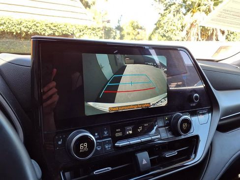 Certified 2025 Toyota Highlander XLE AWD/4WD image 9