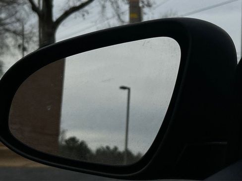 Used 2018 Toyota Yaris L image 39