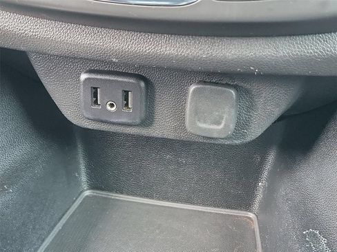 Used 2021 Chevrolet Traverse LT FWD image 35