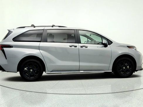 Used 2025 Toyota Sienna XLE Woodland Edition AWD/4WD image 4