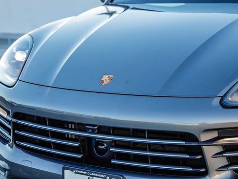 Used 2023 Porsche Cayenne Platinum Edition image 6