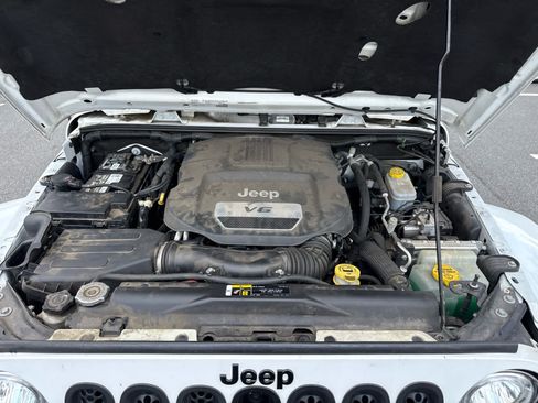 Used 2017 Jeep Wrangler Unlimited Sahara AWD/4WD image 27