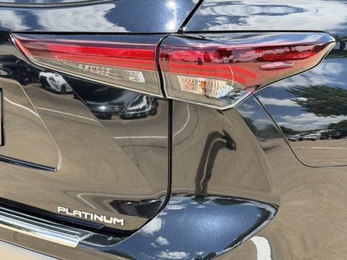 Used 2024 Toyota Highlander Platinum FWD image 7