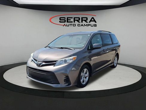 Used 2018 Toyota Sienna LE w/ Carpet Mat Package FWD image 1