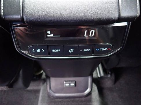 Used 2024 Toyota Highlander XLE AWD/4WD image 11
