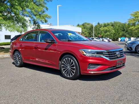 Certified 2022 Volkswagen Passat 2.0T FWD image 1