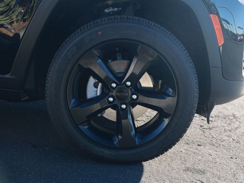 New 2025 Jeep Grand Cherokee Altitude image 8