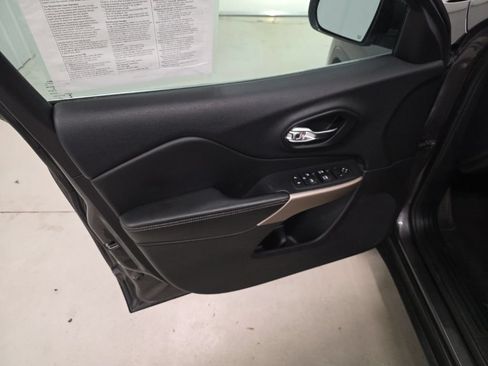 Used 2018 Jeep Cherokee Limited AWD/4WD image 12