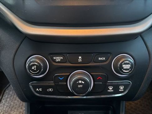 Used 2016 Jeep Cherokee Latitude w/ Cold Weather Group image 21