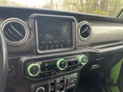 Used 2018 Jeep Wrangler Unlimited Sahara w/ Uconnect 4C Nav & Sound Group AWD/4WD image 25