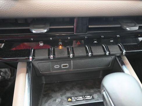 Used 2024 GMC Canyon Denali image 9