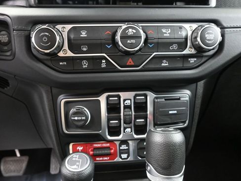 Used 2025 Jeep Wrangler Unlimited Rubicon image 21