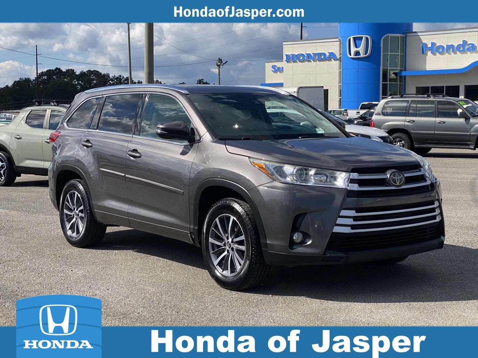 Used 2017 Toyota Highlander XLE FWD image 1