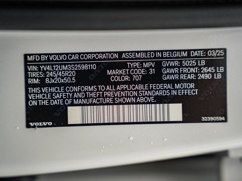 Certified 2025 Volvo XC40 B5 Ultra w/ Climate Package image 40