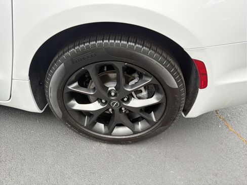 Used 2025 Chrysler Pacifica Limited FWD image 24