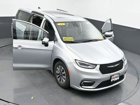 Used 2023 Chrysler Pacifica Limited image 64