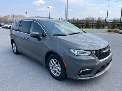 Used 2023 Chrysler Pacifica Touring-L image 2