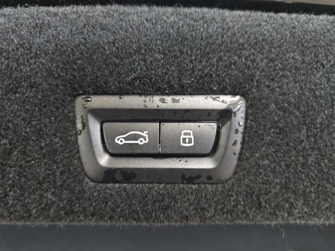 Used 2023 BMW 740i w/ Parking Assistance Package image 31