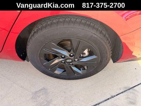 Used 2022 Hyundai Elantra SEL image 11