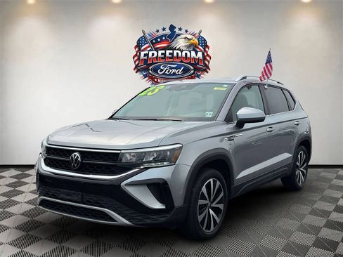 Used 2023 Volkswagen Taos SE w/ Panoramic Sunroof Package AWD/4WD image 2