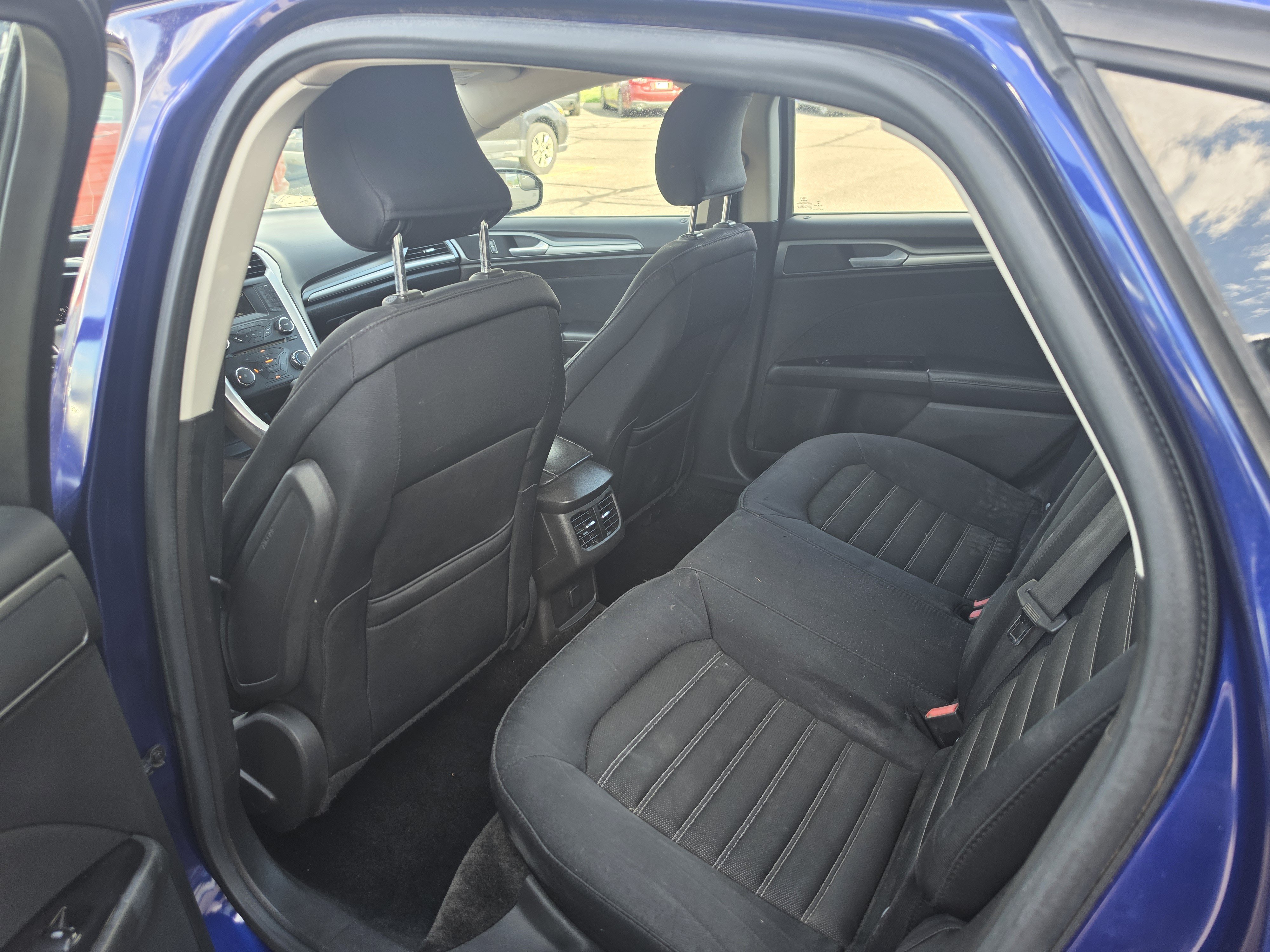 Used 2015 Ford Fusion SE FWD image 18