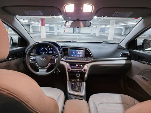 Used 2017 Hyundai Elantra SE image 3