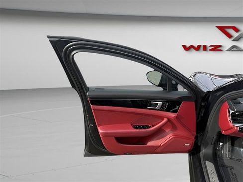 Used 2018 Porsche Panamera 4 image 9