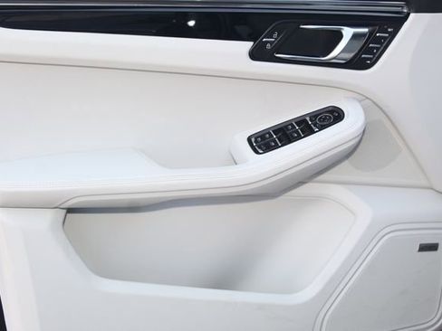 Certified 2026 Porsche Macan Base image 23