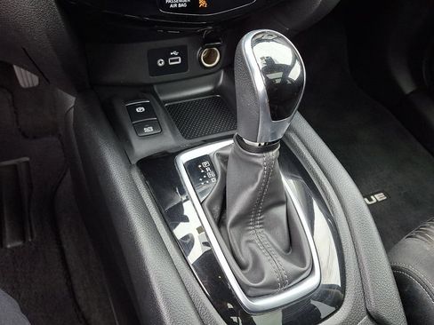 Used 2019 Nissan Rogue SV w/ Sun & Sound Touring Package AWD/4WD image 15