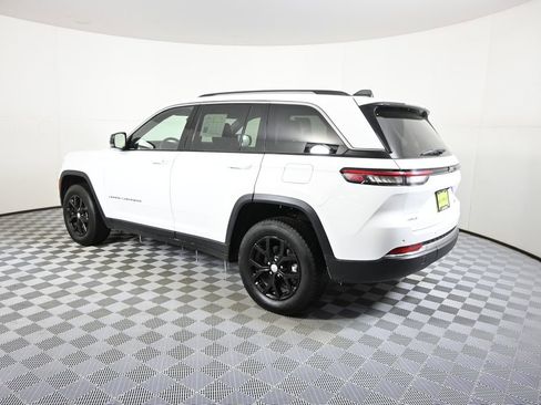 Used 2023 Jeep Grand Cherokee Limited image 4