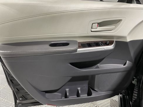 Used 2021 Toyota Sienna LE w/ LE Plus Package image 28