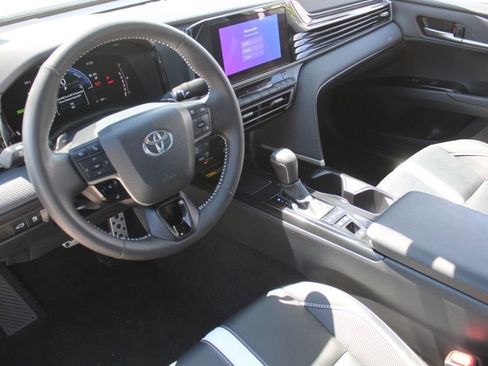 Used 2025 Toyota Camry SE FWD image 13