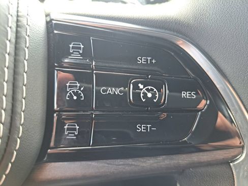 Used 2023 Jeep Grand Cherokee Overland w/ Luxury Tech Group IV AWD/4WD image 19